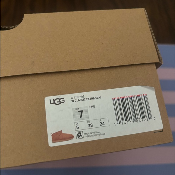 UGG Brown Suede Boots with Sturdy Sole - Picture 4 of 7